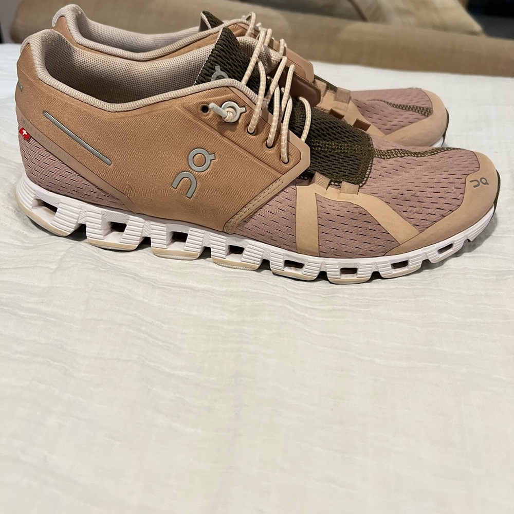 On Running Women’s Cloud Lifestyle Shoe- Size 7.5